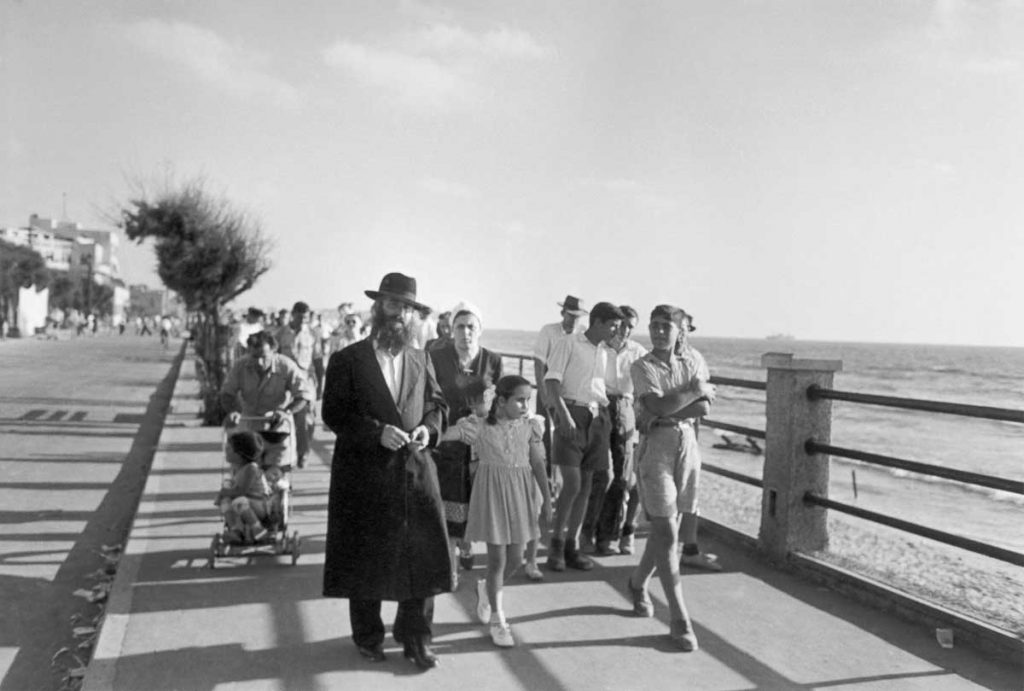 The seafront promenade. Tel Aviv, 1948.